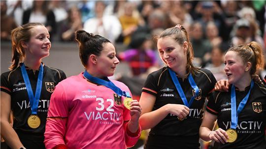 Torfrau Rosa Krüger (2.v.l.) wurde mit ihrem HTHC deutsche Meisterin und MVP der Endrunde.