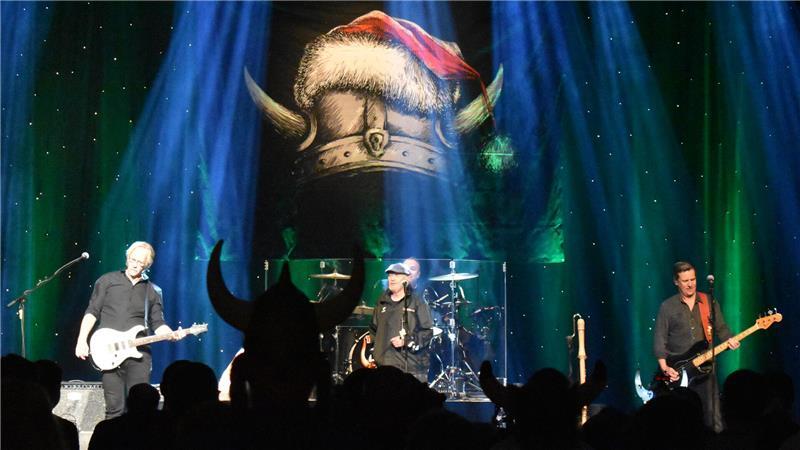 Torfrock in Stade: Sänger und Band-Urgestein Klaus Büchner lässt es mit Gitarrist Volker Schmidt, Bassist Sven Berger und Schlagzeuger Stefan Lehmann im Stadeum einfach noch mal weihnachten.