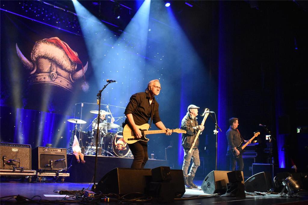 Torfrock in Stade: Sänger und Band-Urgestein Klaus Büchner lässt es mit Gitarris...