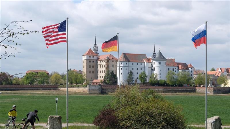 Torgau gedenkt jedes Jahr der Begegnung amerikanischer und sowjetischer Soldaten auf der zerstörten Elbbrücke. (Archivbild)