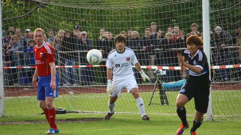 D/A gegen HSV: Vor dem Testspiel-Kracher werden Erinnerungen wach Torhüter Christoffer Schellin musste 2012 nur den Treffer von Heung-Min Son (rechts) hinnehmen. Ansonsten verzweifelte der HSV an seiner überragenden Leistung. Jan Koch (links) traf zum 1:1.