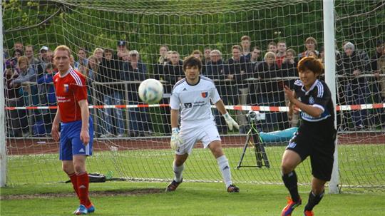 Torhüter Christoffer Schellin musste 2012 nur den Treffer von Heung-Min Son (rechts) hinnehmen. Ansonsten verzweifelte der HSV an seiner überragenden Leistung. Jan Koch (links) traf zum 1:1.