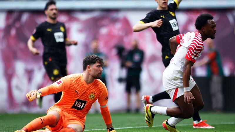 Bayer rettet Superserie - Leipzig gewinnt Topspiel Torhüter Gregor Kobel (l) und der BVB kassierten in Leipzig eine Niederlage.