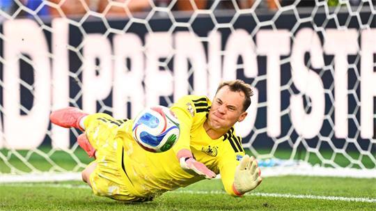 Torhüter Manuel Neuer (Deutschland) pariert den Schuss von Fabian Balbuena (Paraguay). 