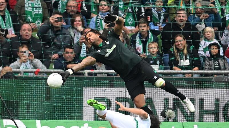 Ex-Torwart Wiese wehrt sich vor Gericht gegen Stadionverbot Torhüter Tim Wiese (hinten) vom Team Werder Bremen pariert einen Schuss.