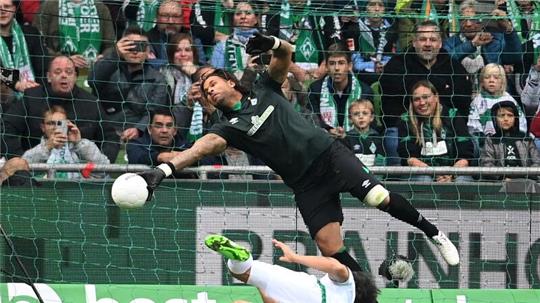 Torhüter Tim Wiese (hinten) vom Team Werder Bremen pariert einen Schuss.