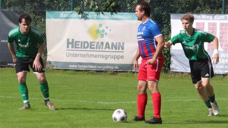 Torjäger Lars Völker (Mitte) kam von der Mannschaftstour der Ü30 und schoss dann den FC O/O II zum Sieg.