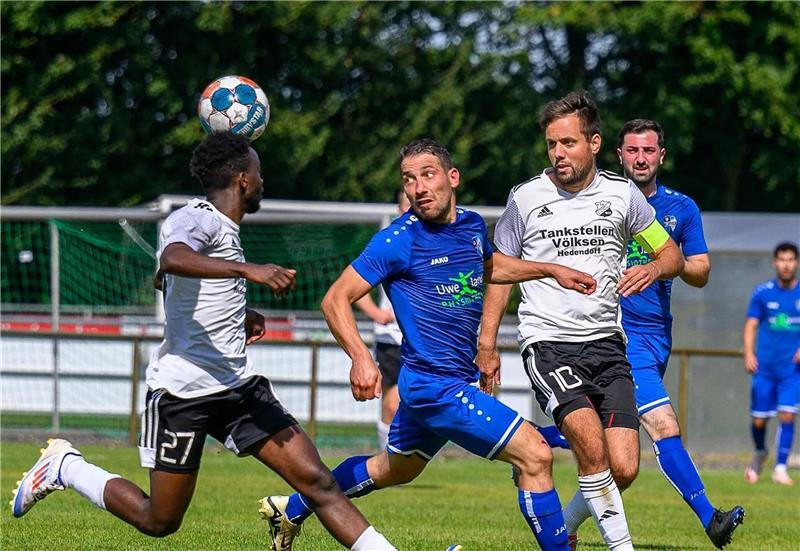 Torjäger Mario Scheffler (blau) knipst in der Kreisliga fleißig weiter.