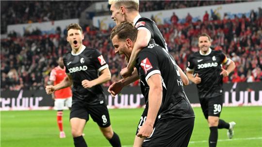 Torjubel der Freiburger: Ginter legt vor, Höler verwandelt.