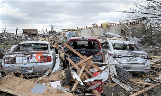 Tornado-Schäden im Mittleren Westen der USA. Die Rückversicherer erwarten, dass schwere Stürme, Hitzewellen und Waldbrände infolge des sich beschleunigenden Klimawandels zunehmen werden.