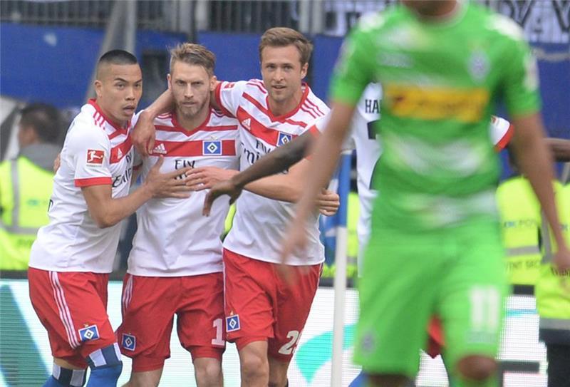 Torschütze Aaron Hunt, Matti Steinmann und jubeln nach dem Tor zum 1:0. Foto: Daniel Bockwoldt/dpa