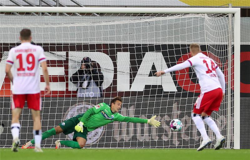 Torschütze Aaron Hunt (rechts) erzielt den Treffer zum 3:4 per Elfmeter gegen den Paderborner Torwart Leopold Zingerle. Foto: Friso Gentsch/dpa