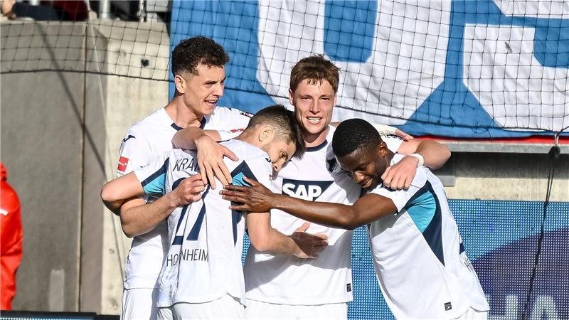 Torschütze Alexander Prass lässt sich von seinen Teamkollegen feiern.