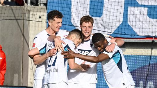 Torschütze Alexander Prass lässt sich von seinen Teamkollegen feiern.