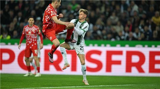 Torschütze Dominik Kohr im Zweikampf mit Robin Hack.