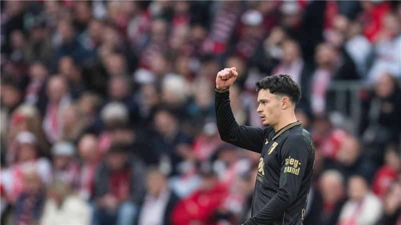 Joker El Mala sichert Köln Punkt gegen Augsburg Torschütze Fabian Rieder jubelt über seinen getroffenen Elfmeter.