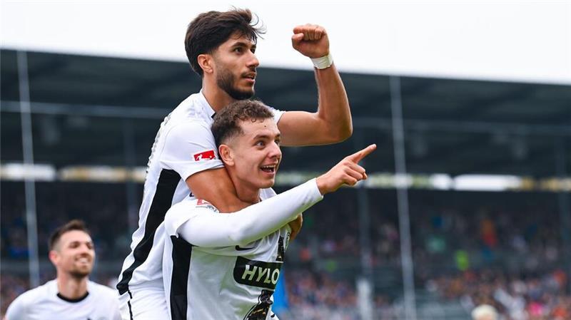SV Elversberg stoppt den Favoriten aus Hamburg Torschütze Fisnik Asllani (unten) vom SV Elversberg jubelt mit Muhammed Damar vom SV Elversberg über sein Tor zum 1:1.