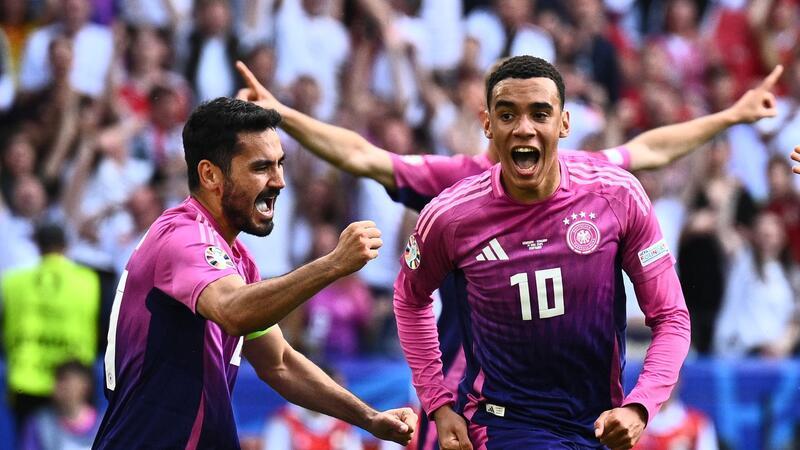 EM-Sommermärchen: Fans singen schon „Berlin, Berlin“ Torschütze Jamal Musiala (r) und Vorbereiter Ilkay Gündogan (l) feiern das Tor zur 1:0-Führung.