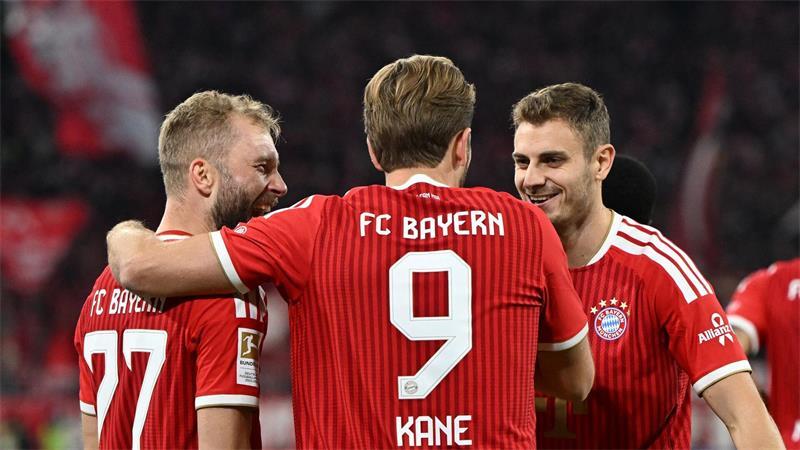 Torschütze Konrad Laimer (l) und seine Kollegen bejubeln das 1:0.