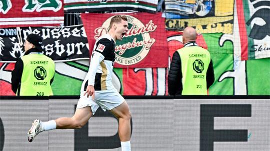 Torschütze Lasse Günther jubelt nach dem 2:0.