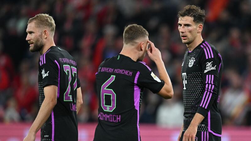 Bayern-Sieg im Schatten des Mazraoui-Falls Torschütze Leon Goretzka (r) im Austausch mit Joshua Kimmich (M) und Konrad Laimer.