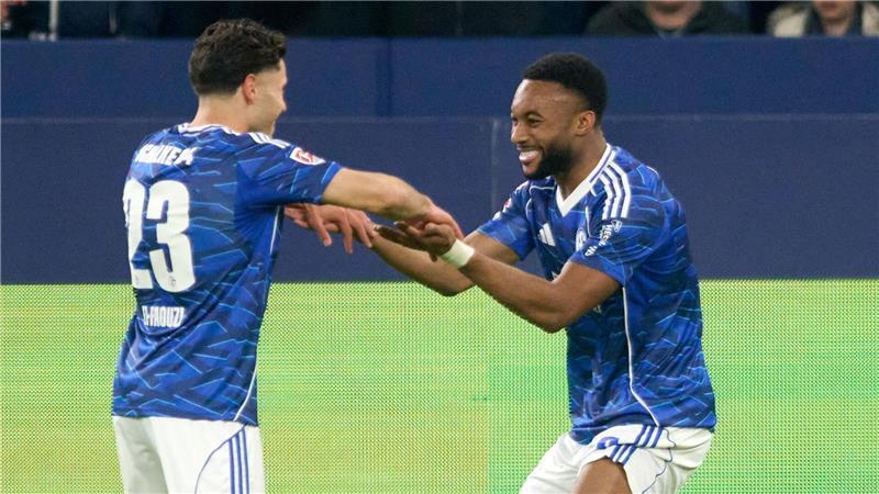 Schalker Aufstiegsträume haben einen Namen: Miron Muslic Torschütze Moussa Sylla (r) jubelt mit dem Vorlagengeber Soufiane El-Faouzi.