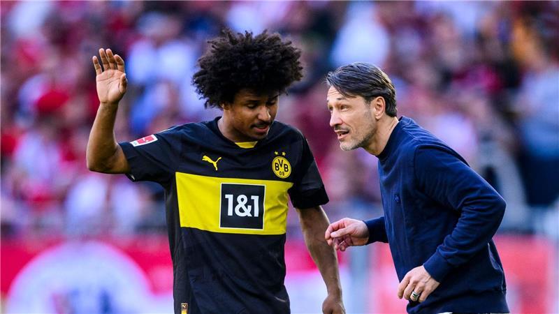 Voller Zuversicht nach Barcelona: BVB gewinnt in Freiburg Torschütze in Freiburg: BVB-Offensivspieler Karim Adeyemi im Gespräch mit Coach Niko Kovac.