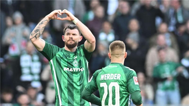 Burke und Schmid treffen: Bremen schlägt ideenlose Frankfurter Torschütze und Vorbereiter: Werders Oliver Burke (l) und Romano Schmid feiern die Führung.