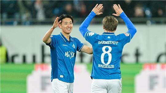 Torschützen unter sich: Hiroki Akiyama (l) und Luca Marseiler.