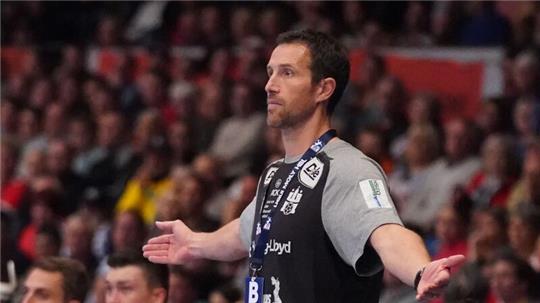 Torsten Jansen steht am Spielfeldrand in der Sporthalle Hamburg.