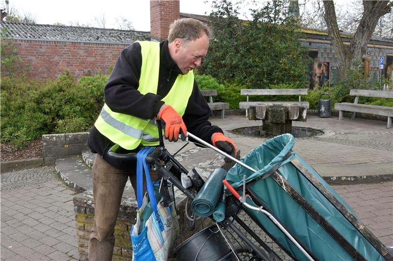 Er sammelt jährlich 10.000 Liter Müll in Harsefeld ein – ohne Bezahlung Torsten Mäckelmann hat einen alten Golfcaddy mit Licht und einer Vorrichtung für den Müllsack versehen. So sammelt er das auf, was andere in die Natur geworfen haben. Foto: Felsch