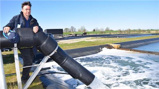 Torsten Rambow, kommissarischer technischer Leiter der Nordseelagune, guckt, ob am Absetzbecken alles in Ordnung ist. Er hat arbeitsreiche Wochen hinter sich. Foto: Kühnemuth