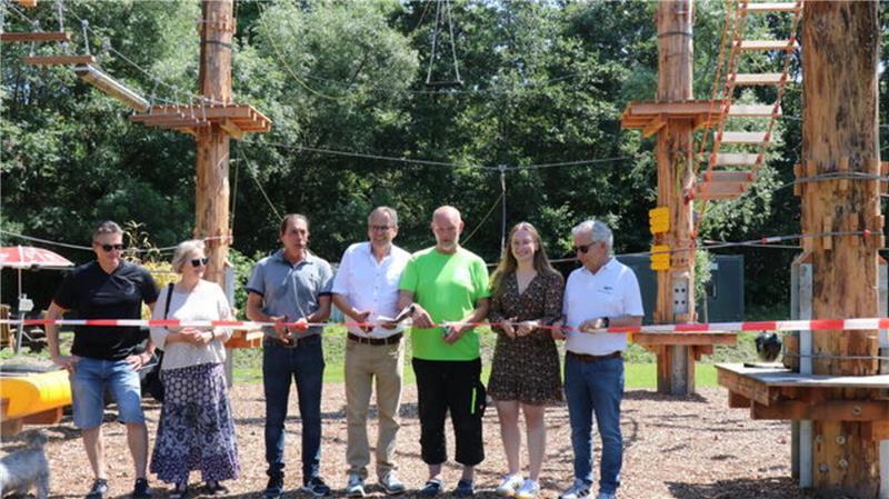Mit der Seilrutsche über den See: Kletterpark in Otterndorf ist eröffnet Torsten Schmitz (CDU), Christiane Steffens (FDP), Samtgemeindebürgermeister Frank Thielebeule, Bürgermeister Claus Johannßen (SPD), Kletterpark-Chef Tom Krack, Lena Tiedemann (Wiso-Partnerin der LAG "Hadler Region") und Peter Stelzenmüller (Die Grünen) (v.l.n.r.) bei der symbolischen Freigabe des neuen Kletterparks in Otterndorf.