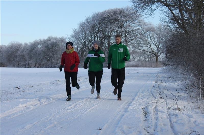 Torsten von Bremen genießt das gemeinsame Sporttreiben mit Frau Nicole und Tochter Johanna auf der Winterlaufstrecke in Oldendorf. Foto: Bröhan