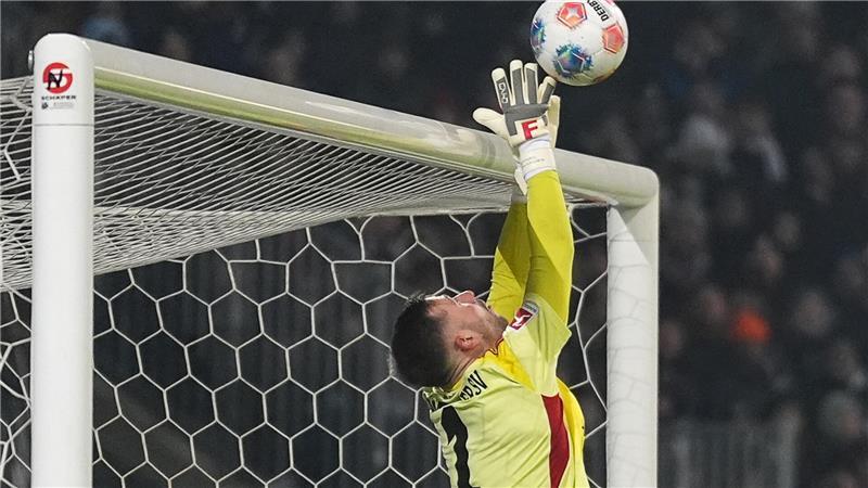 Torwart Daniel Heuer Fernandes (Hamburger SV) klärt den Ball über die Latte. 