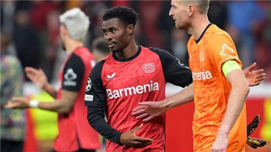 Torwart Lukas Hradecky (r.) war nach dem Remis von Bayer Leverkusen sauer