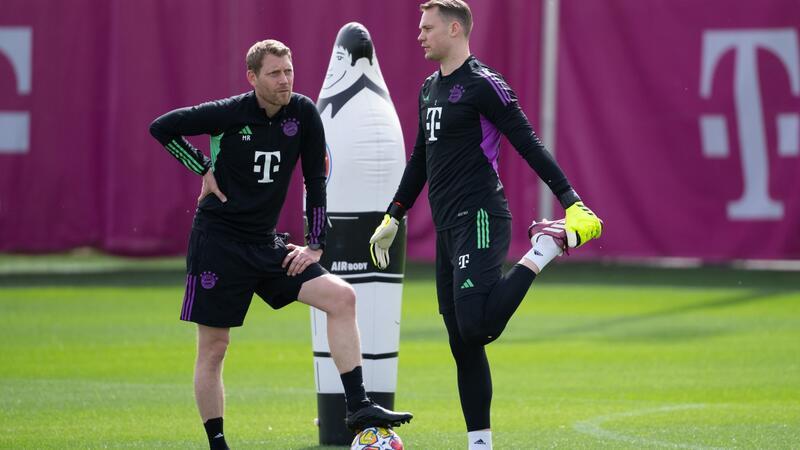Torwart Manuel Neuer (r) soll dem fragilen Bayern-Gebilde wieder Stabilität geben.