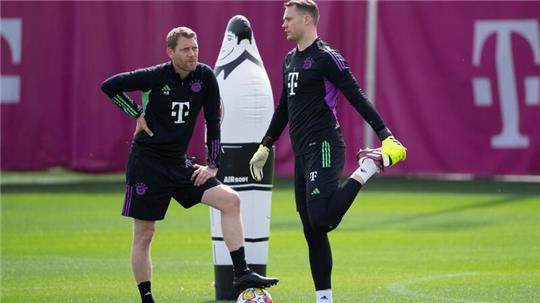Torwart Manuel Neuer (r) soll dem fragilen Bayern-Gebilde wieder Stabilität geben.