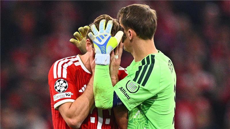 Torwart Manuel Neuer tröstet Harry Kane nach der Niederlage.