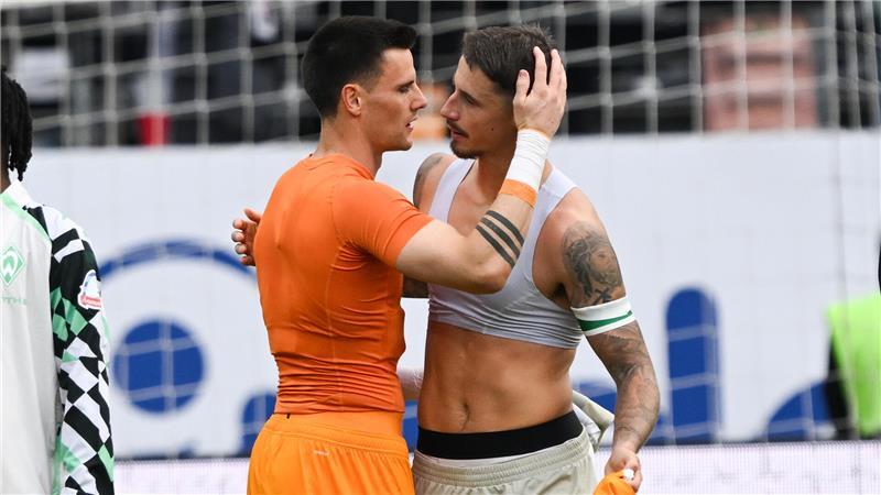 Torwart Michael Zetterer (Eintracht Frankfurt, l) tröstet Marco Friedl (Werder Bremen) nach dem Spiel.

