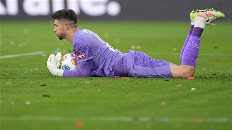 St. Pauli verliert zu Hause gegen Hoffenheim – Krise spitzt sich zu Torwart Nikola Vasilj (FC St. Pauli) sichert den Ball.