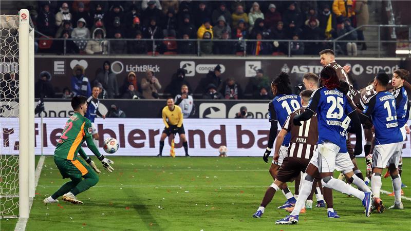 Torwart Nikola Vasilj (l, FC St. Pauli) hält den Ball. 