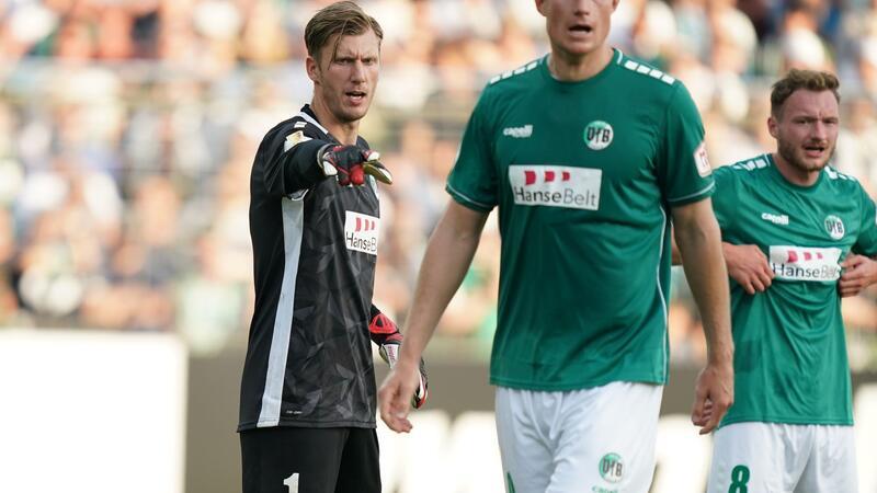 Lübecker Doppelschlag sorgt für Sieg in Sandhausen Torwart Philipp Klewin (l) vom VfB Lübeck.