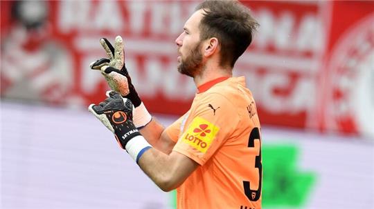 Torwart Robin Himmelmann gibt Anweisungen.