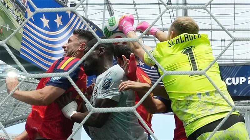 Spanien souverän 3:0 gegen Österreich: „Wundervolles Spiel“ Torwart Schlager stand gegen Spanien oft im Mittelpunkt.