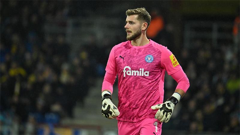 Kiel in der Krise: Noch keine Diskussion um Trainer Walter Torwart Timon Weiner von Holstein Kiel.