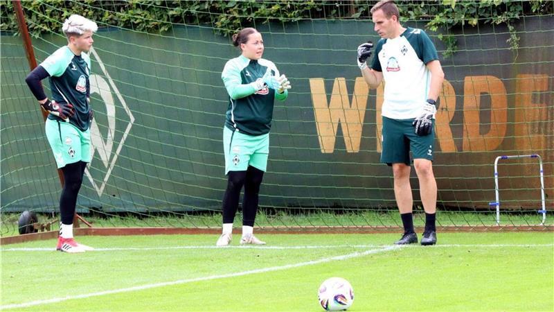 Torwarttrainer Hendrik Lemke im Austausch mit Vanessa Fischer (links) und Mariella El Sherif. 