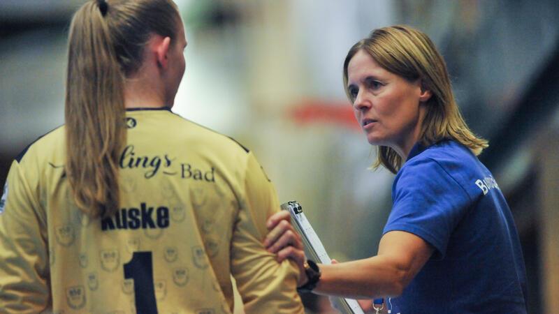 Torwarttrainerin Debbie Klijn, hier mit BSV-Torhüterin Laura Kuske, hätte gerne noch „ein paar Prozent“ aus Andresen herausgekitzelt.