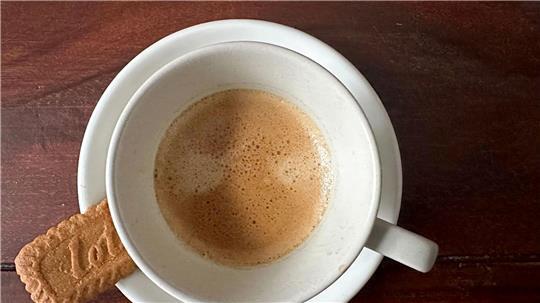 Total 2025: Frischer Kaffee und dazu ein kleiner Keks, ein Karamellkeks. (Archivbild)