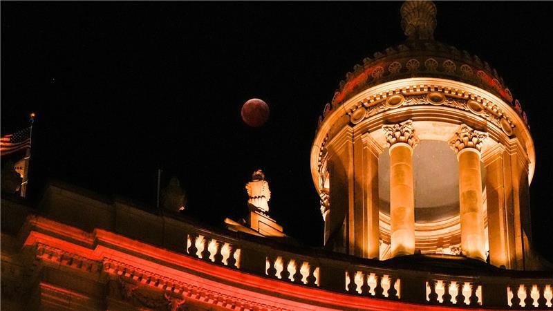 Totale Mondfinsternis über dem London House Hotel in Chicago.